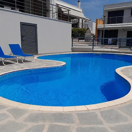 Sea The Sky With Pool By Horizon Homes Karianí